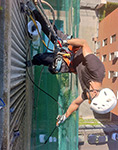 Trabajos de limpieza de celosías en fachada de edificio de viviendas en Madrid.